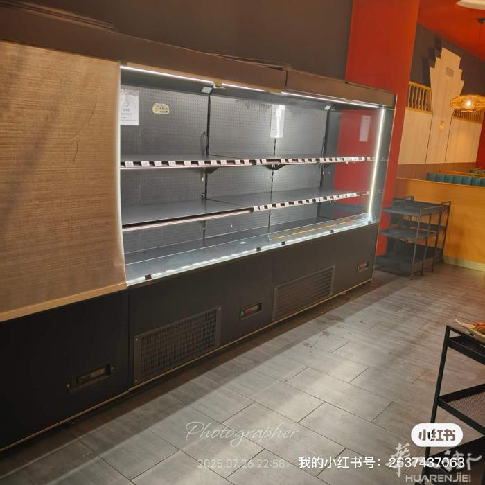 三台拼在一起的制冷展示柜，可分开卖，低价便宜出，价格可谈
