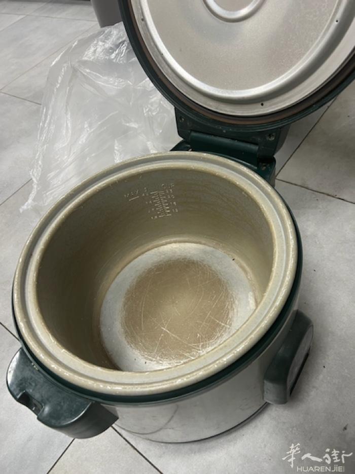 有2个2手电饭锅 餐馆类型 50欧1个