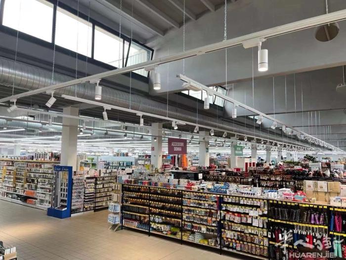 udine大型百货店，招聘店员，待遇佳。