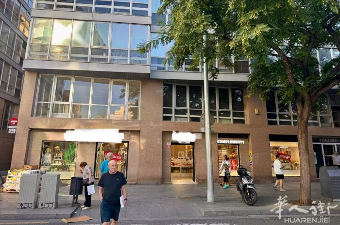 精品店位于巴塞罗那市中心300平方，地段好菜市场正对面。有意者可联系：69568