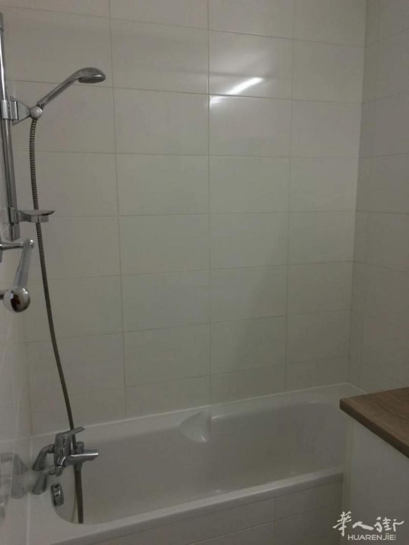 la defense女生合租法国7楼，总面积50m² ，带全套家具，电器，洗衣机，冰箱。房间面积11m²，双电梯，下楼2分钟到地铁1 号Esplanade de la défense，5分钟内到香街，一站到 la défense，A线，L线，1号线..交通便捷。周边超市，药店...环境舒适安全。视野超开阔， 下楼看塔[哇]中央供暖，冬天房间超温暖。正规合同,可申请最高房补。共三个房间，租金670€带超大阳台，卫浴分离，仅限女生。即日起租预约看房​