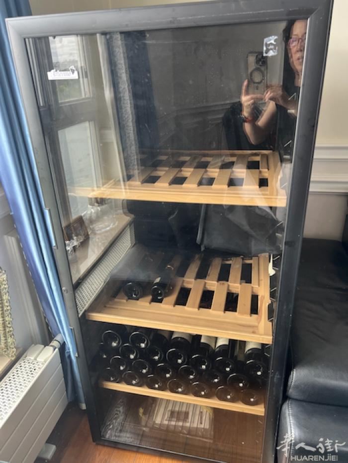 有酒柜出让，可存168瓶红酒，九成新，原价990欧，现200欧元出售