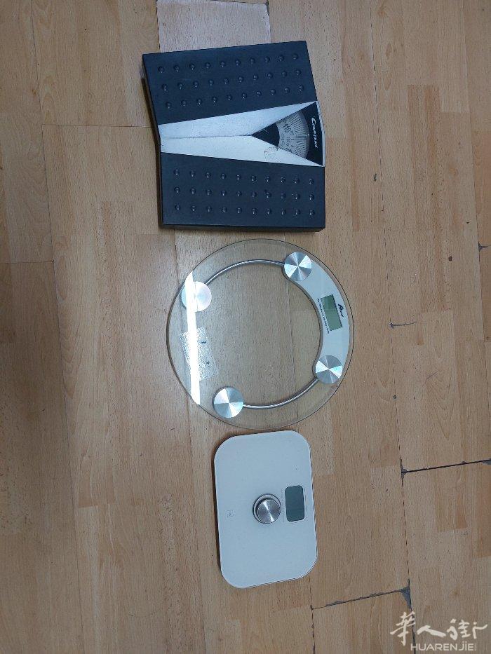 电子秤3个一个5€建身器5€一个微信:610584096
