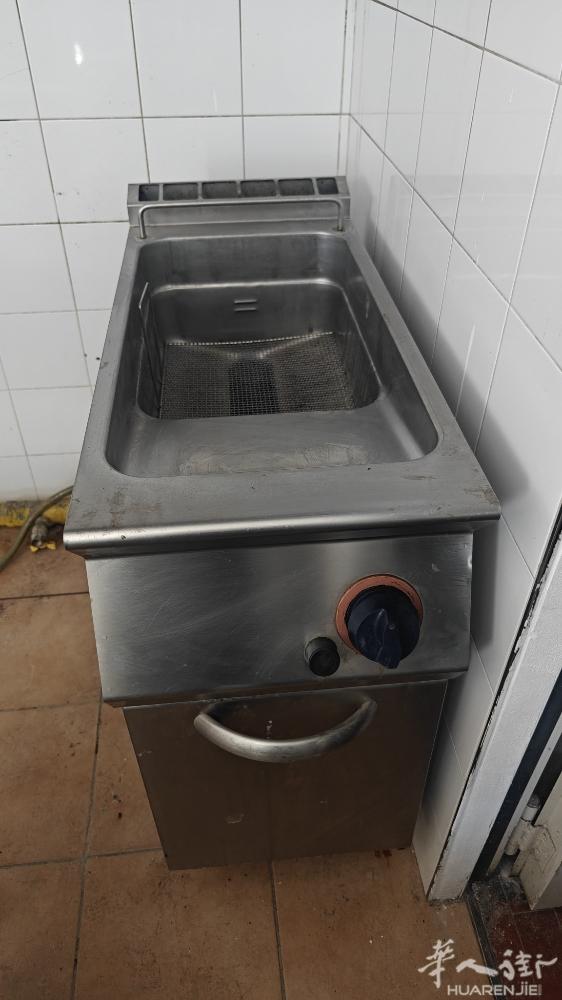 出售二手餐馆设备，有需要的联系我，在forli.