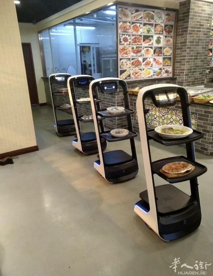普渡贝拉送餐机器人餐厅酒楼KTV 传菜送餐机器人迎宾讲解机器人