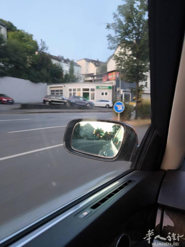 提供翻译 包车 服务 
私家车接送 ，接机 翻译