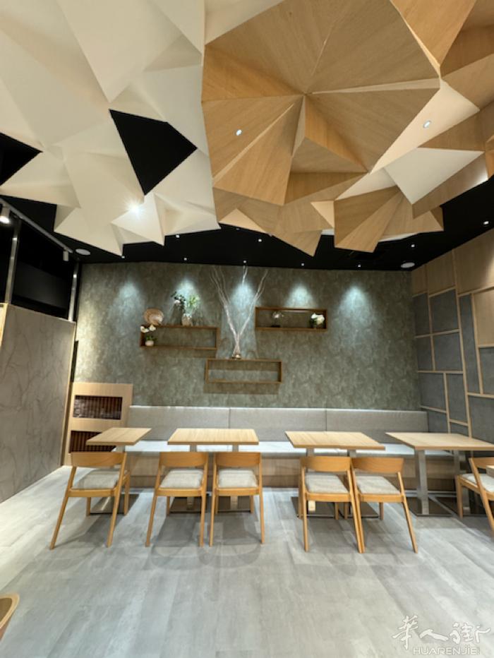 Bergamo 大学对面，打包店带堂食，40个座位，新装修，人流旺。售价15个，