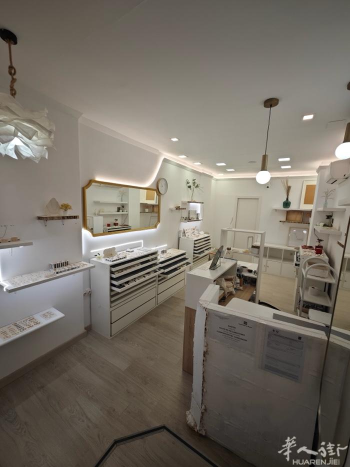 新装修饰品店转让，建筑面积32平，离商业购物中心la vaguada 步行两分钟