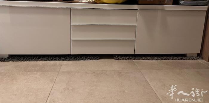 二手电视柜 高50cm 长180cm 宽40cm。原价299 ，150出了 还很