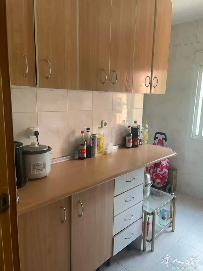 房间出租， 要求：女士（女生） 350€/月，水电燃气网全包 压一付一（无中介）