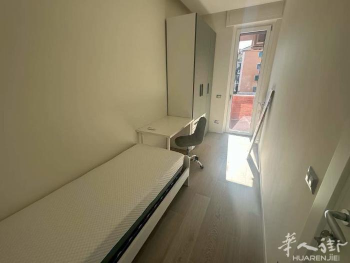 米兰出租一个单间，🈶窗帘。近绿线famagosta 小房间580，包物业暖气水