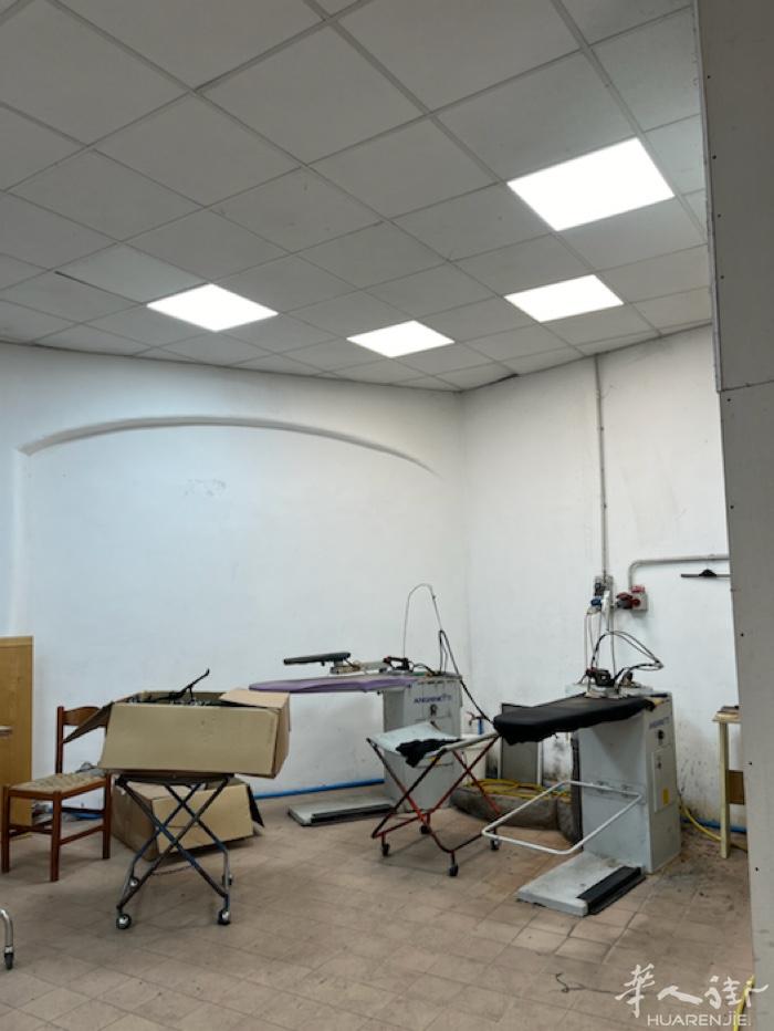 服装工厂房子和机器设备便宜出售证件齐全楼上住家楼下工厂地面七百多平方米在Berg