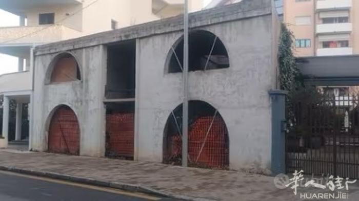 出售店面 该房产位于普拉托一条显眼的街道上，via Ferrucci，一楼面积