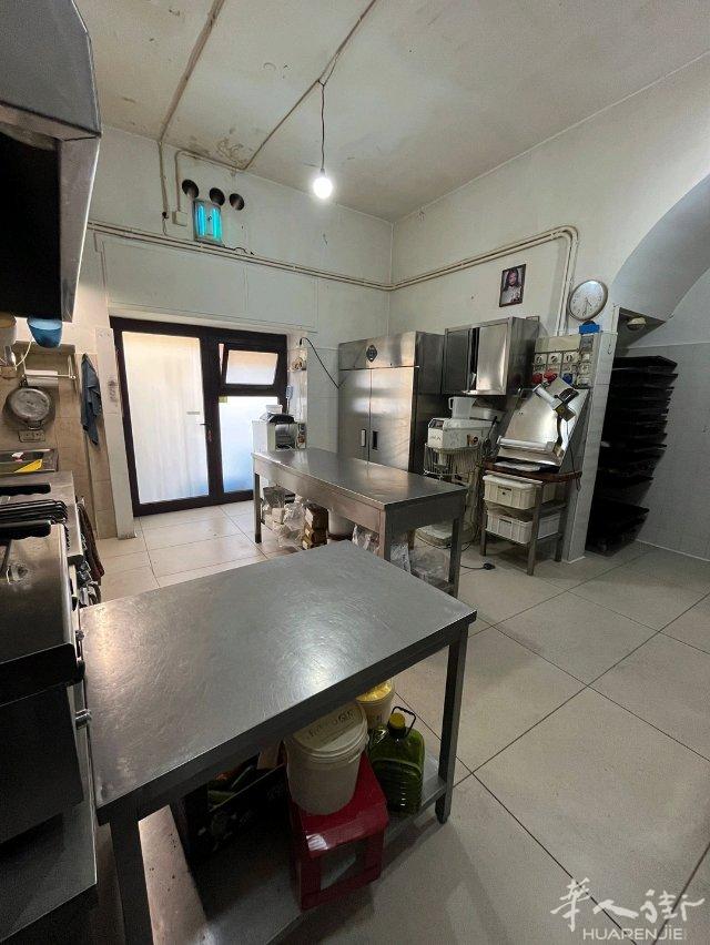 面包店餐厅转让位置好， 离POLIGNANO A