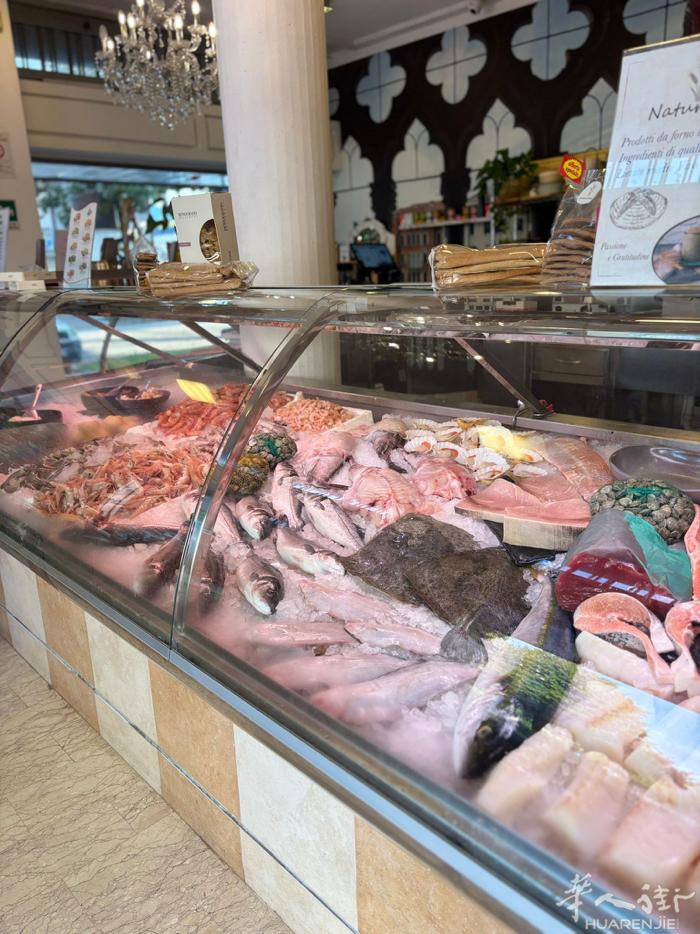 Pordenone 出售 海鲜店-熟食店  私人电话☎️：+39 324 090