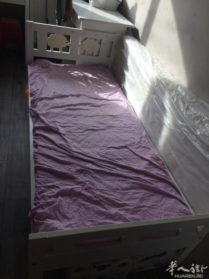 小孩床和厚的床垫和床套一套€30单人床和床垫€50上下床€100运动机€10运动