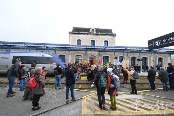 À CÉDER – CIVETTE (94) – TABAC LOTO FDJ PMU PRESSE📍 Emplacement n°1 : à la sortie immédiate de la gare, sur un axe commerçant et ultra passant.Un commerce de référence avec forte visibilité et clientèle fidèle.🔑 Atouts du bien :Activités : Tabac – Lo