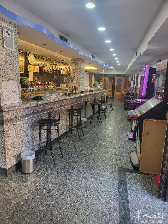 马德里老酒吧，在Villaverde Alto ，两台老虎机，周围都是居民区，房