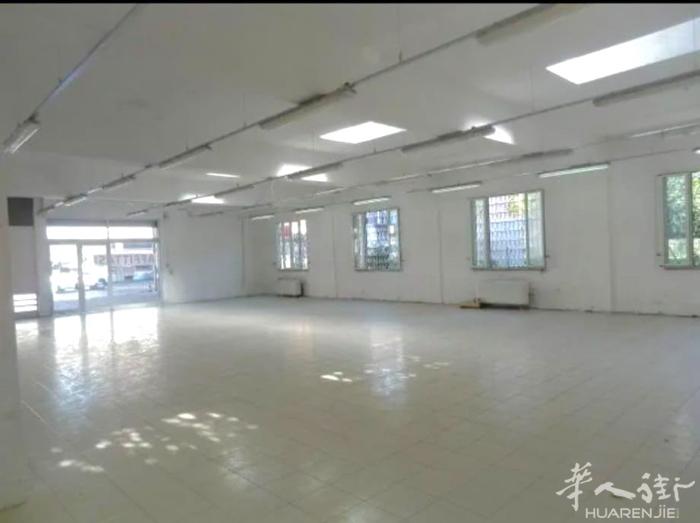 老外米兰300平方米店面出租（有烟囱）没有地下室可以做歺馆，via ponte