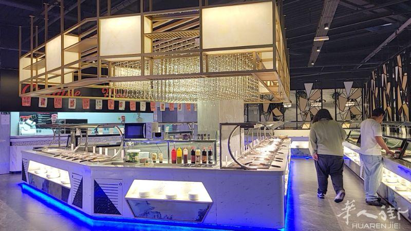 自助餐急售，价格优惠自助餐厅急售-价格优惠商业中心绝佳地段:餐厅位于斯特拉斯堡(67200)，交通便利，轻轨直达。这里是斯堡人流量最大的商业中心之一，位置优越，商业潜力巨大，非常适合餐饮经营。餐厅装修现代化餐厅共两层，有电梯，接手即可营业:一楼350平方米:80个座位，吧台，设备及空调齐全。（现楼下是salon de the）以后可做酒吧奶茶都行。二楼850平方米:大型厨房(设备齐全)、储物间，有货梯。配备专业活性炭抽油烟系统，油烟直接从立面排出。全电力操作(无燃气)，节能环保，设备状况良好。餐