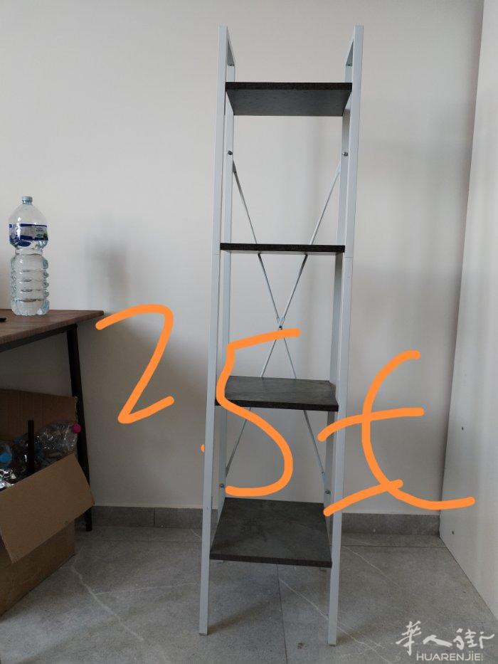 三层抽屉柜40€几乎全新，汽车🚗唱机全新10€，折叠桌15€。全新没拆桌子原价