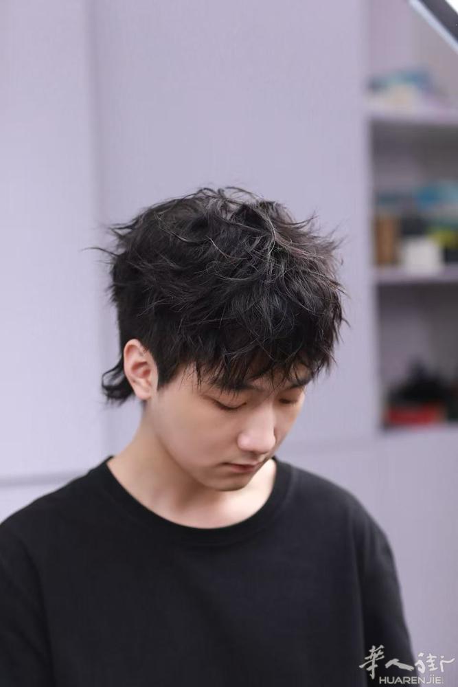 Padova理发店招学徒、洗头工 ，中工，25岁以下，男女都可，要求勤劳好学爱干
