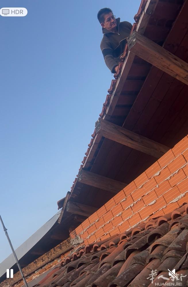 都灵附近接泥水工程，理发店美甲店住家，屋顶瓦片，刷墙，这些都做，老外工人，可以帮