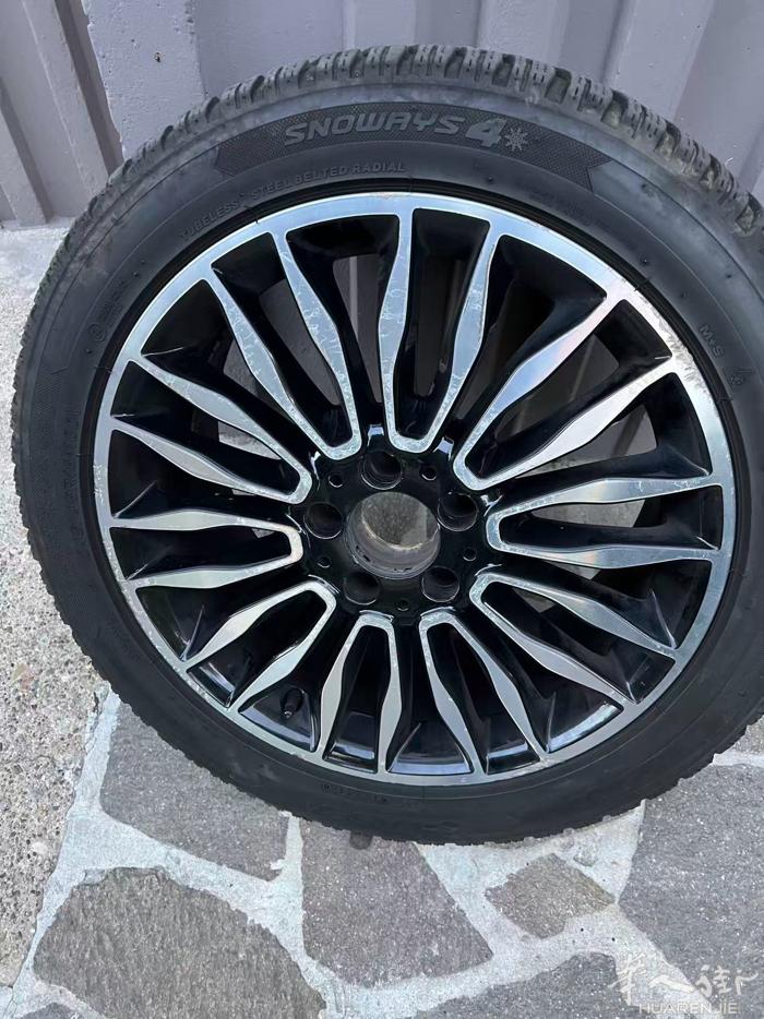 出售4个奔驰v250轮毂带轮胎.有需要的联系我微信号MILANO2012