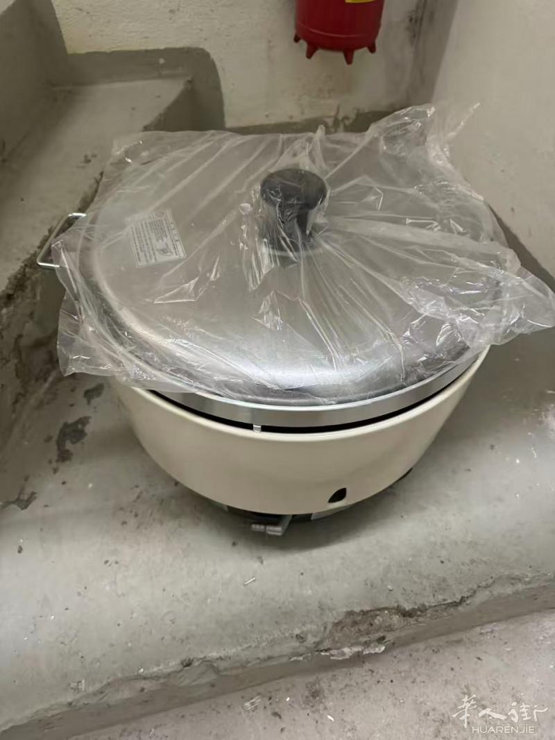 出售两个Gas大柴火饭锅，全新。加微信或电话：01