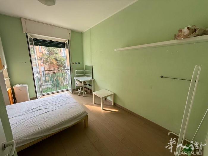 紫线地铁segesta一个大房间出租 户型：三室一厨一卫 房间面积大 室友是女生