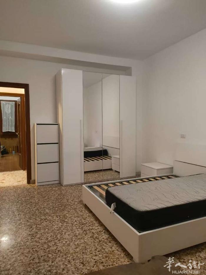 米兰Via Padova186有大房间出租，房子新装修新家具，联系电话37781