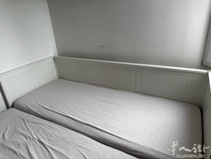 出一张双人床，宜家，可单人床（80cm x 200cm），可当沙发，拉出来可以当