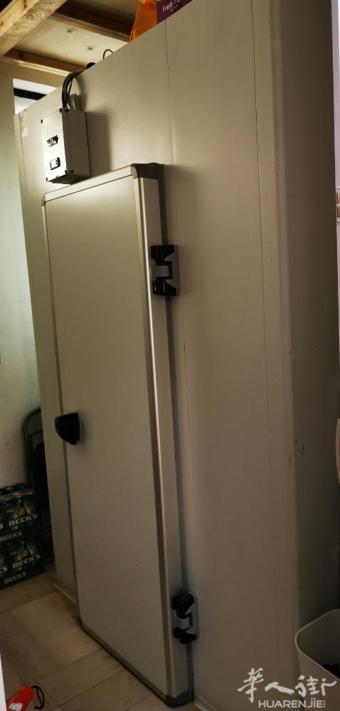 米兰Quarto Oggiaro出售9.9成新商用冰箱 货架 2个硬冰 放酒水有
