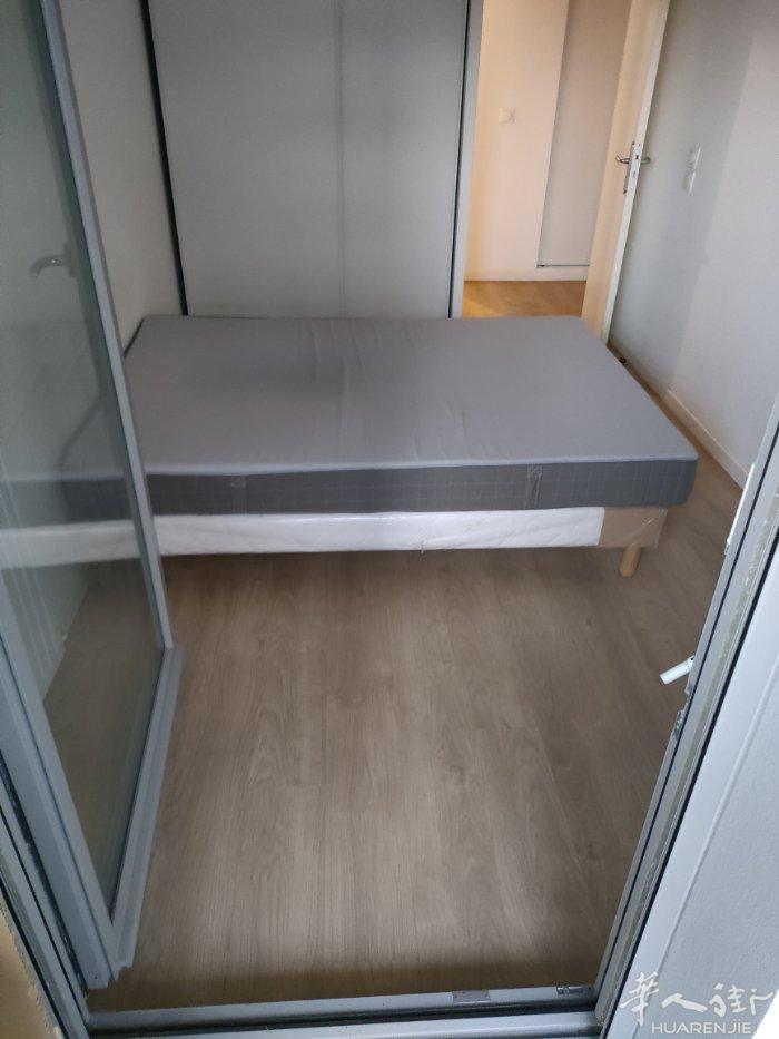 92AsnIeres sur seine13号线底有一个房间租450€找一个女的