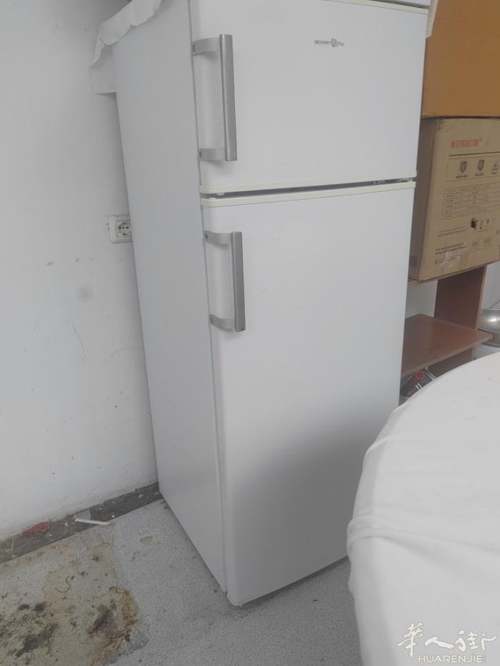 转让2台冰箱。2台洗衣机，低价出3933824338