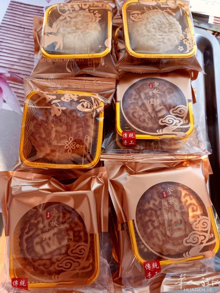 中秋佳节快到了！好吃的月饼预订中！口味全，南北皆宜，真材实料看得见，保证好吃！欢