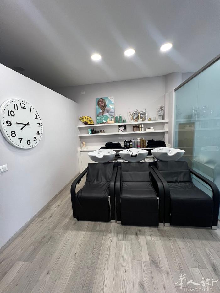 威尼托大区 Conegliano 老外理发美甲店转让。 95 平方 刚刚装修过。