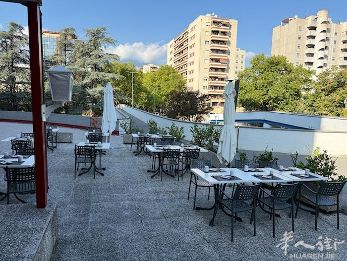 bolzano餐馆转让！生意稳定地理位置较好附近都是办公楼居民区和学校！楼下就是