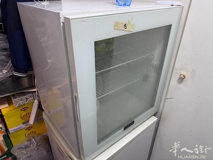 半价甩卖冰激凌零下-13-25透明玻璃冰箱跟硬冰一个，还有透明2-8度蛋糕冰箱一