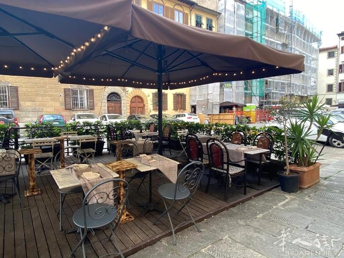 佛罗伦萨市中心 Carmine广场， 转让一家正在营业的餐饮店铺。 店面面积 1