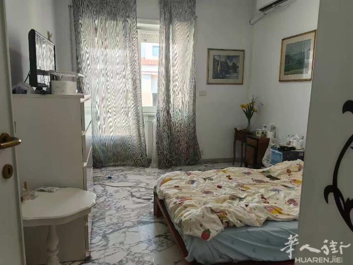 罗马地铁A线giulio 地铁口，房间搭铺, 限女生 大阳台, 暖气，空调 随时