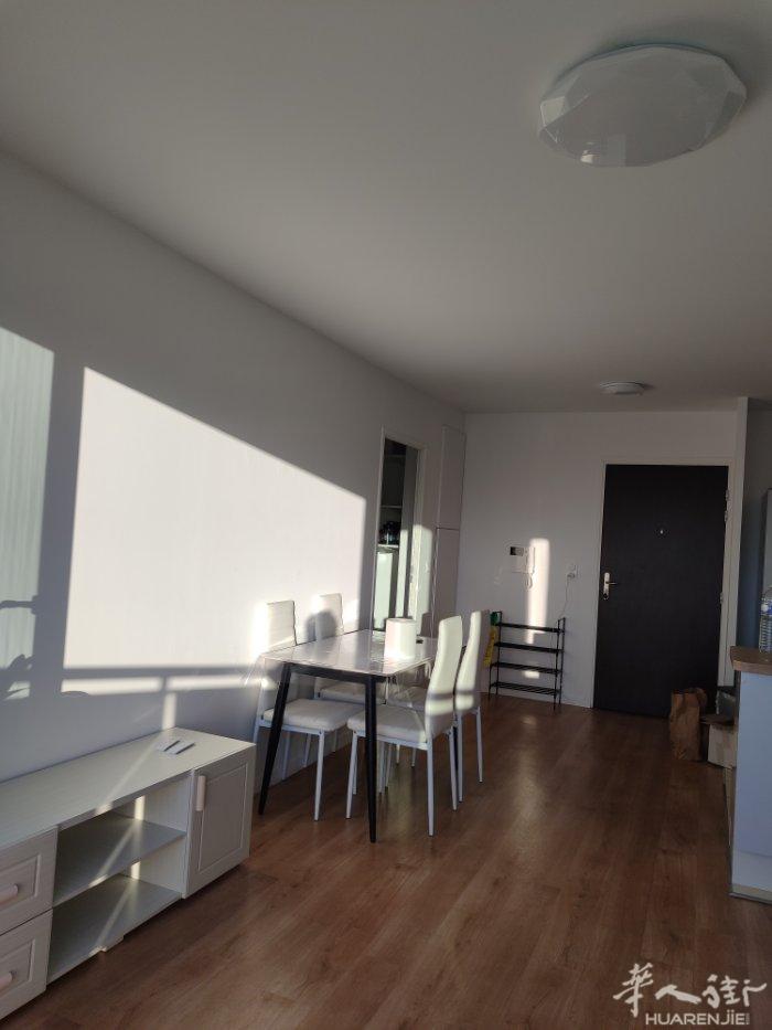 93区 Aulnay-sous-Bois离车站5分钟走路, 二房一厅出租，55平