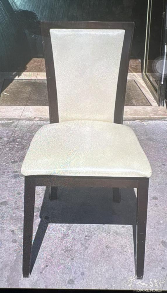 巴黎餐馆出售带手柄椅子10€ 不带手柄椅子8€ 有90把库存 全部9成新