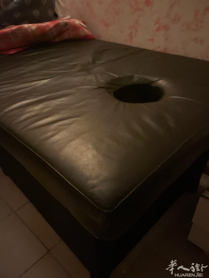出售的真皮沙发2个一个按摩床和一张茶桌