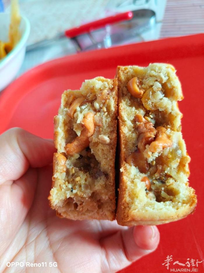 中秋月饼预订中！口味齐全，真材实料看的见，保证好吃。想吃的赶紧约起来哈！微信：1
