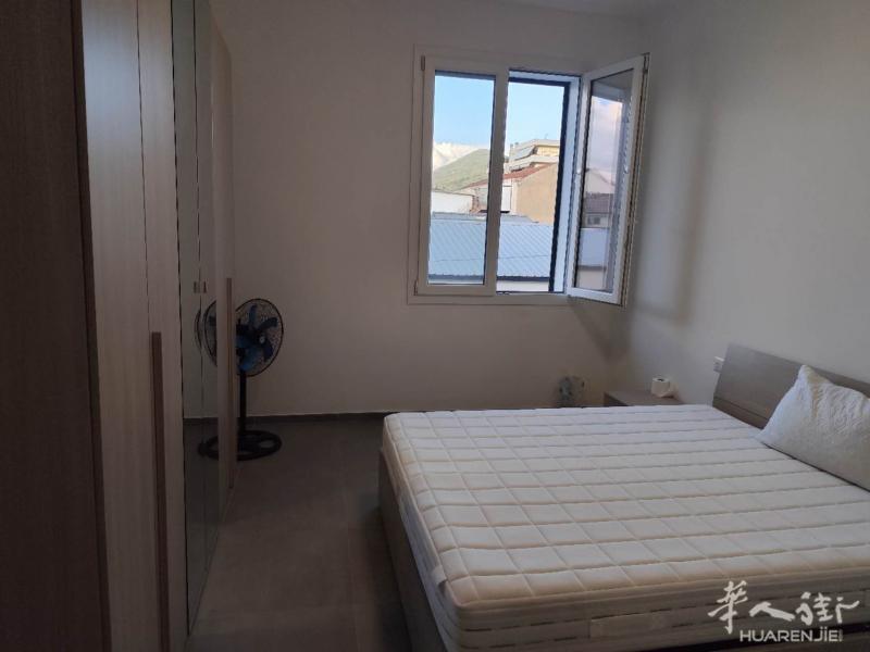 住家工厂一起搭铺,前面住家后面工厂,离得近，工厂大