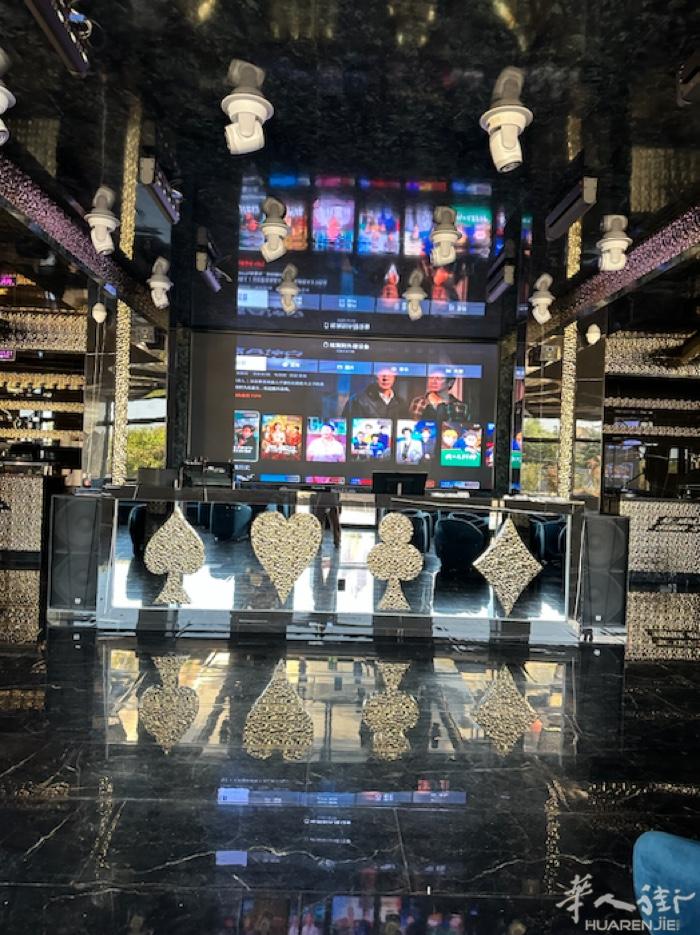 餐馆歇业，ravenna,出售显示屏，大的尺寸大的 长5.8米，寬2.20，小的