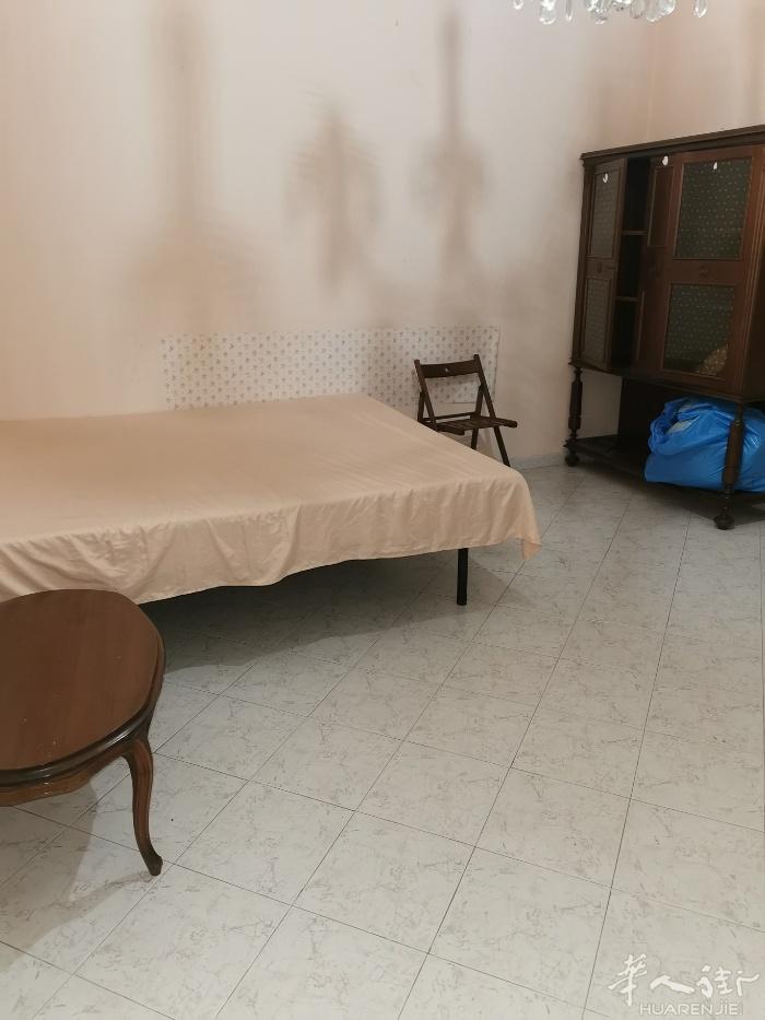 iolo市中心老外小公司附近（家乐福超市）有一个正规大房间搭铺，适合两夫妻，上班