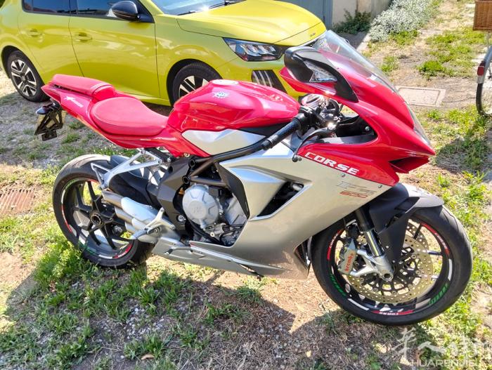 MV AGUSTA F3 anno 2015 行驶了一万五千公里，轮胎新的，电池