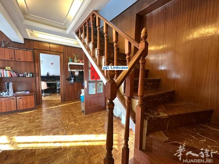 想换大房子的🏠看过来  两层复式，共五个房间,总建筑面积156平方。  位于a
